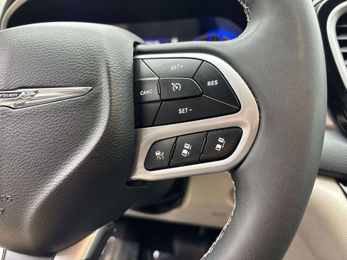 Used 2023 Chrysler Pacifica Touring-L FWD image 27