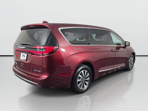 Used 2022 Chrysler Pacifica Limited w/ Uconnect Theater Family Group FWD image 4
