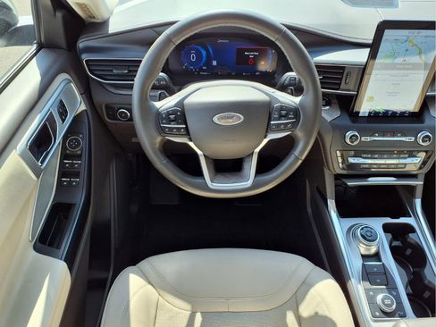 Used 2020 Ford Explorer Platinum w/ Premium Technology Package AWD/4WD image 13