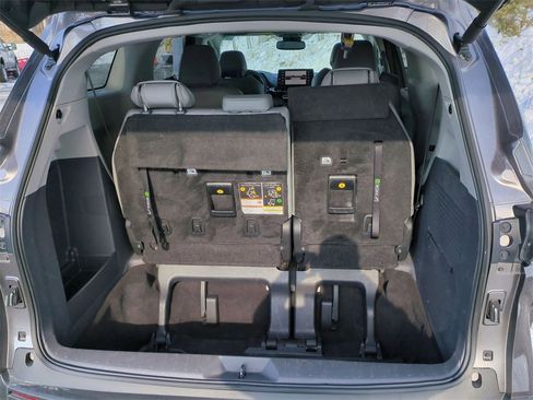 Used 2022 Toyota Sienna XLE image 22