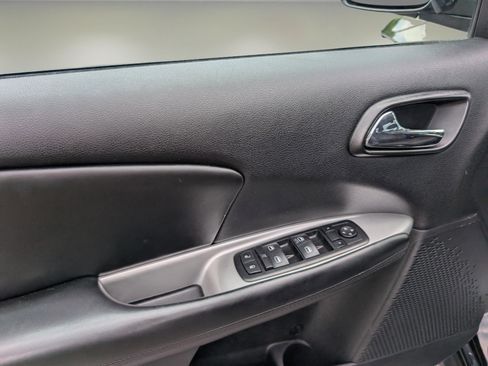 Used 2015 Dodge Journey SXT w/ Flexible Seating Group image 9