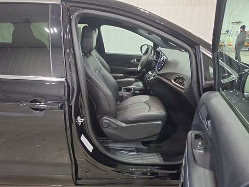 Used 2025 Chrysler Pacifica Select FWD image 26