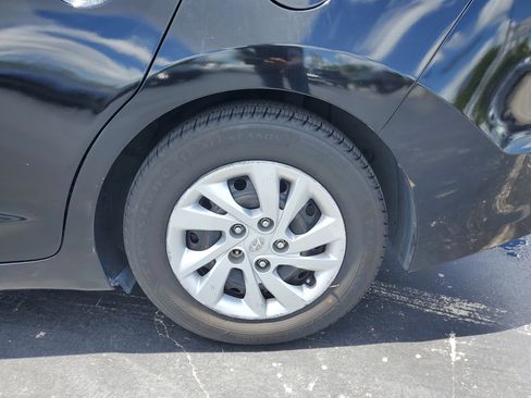 Used 2017 Hyundai Elantra SE image 29