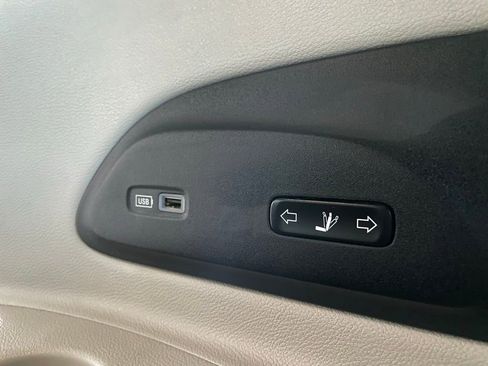 Used 2020 Chrysler Pacifica Limited image 36