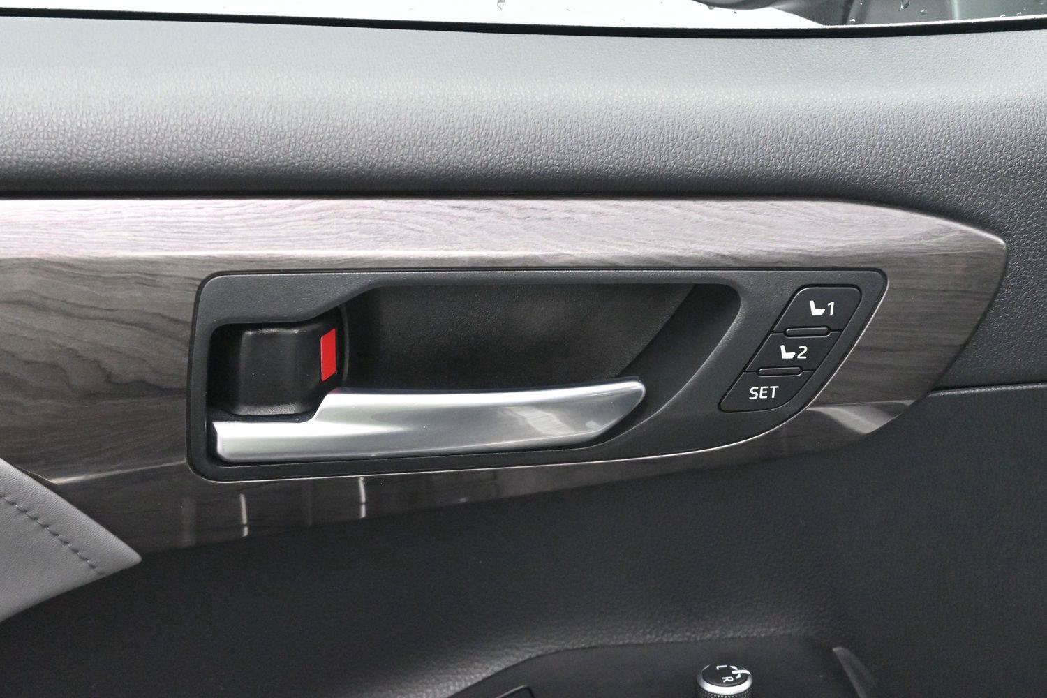 Used 2021 Toyota Highlander Limited FWD image 11