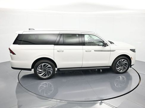 New 2026 Lincoln Navigator L Premier AWD/4WD image 32