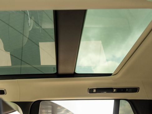 Used 2025 Land Rover Range Rover Long Wheelbase Autobiography image 21