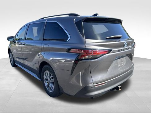 Certified 2022 Toyota Sienna XLE w/ XLE Plus Package FWD image 3