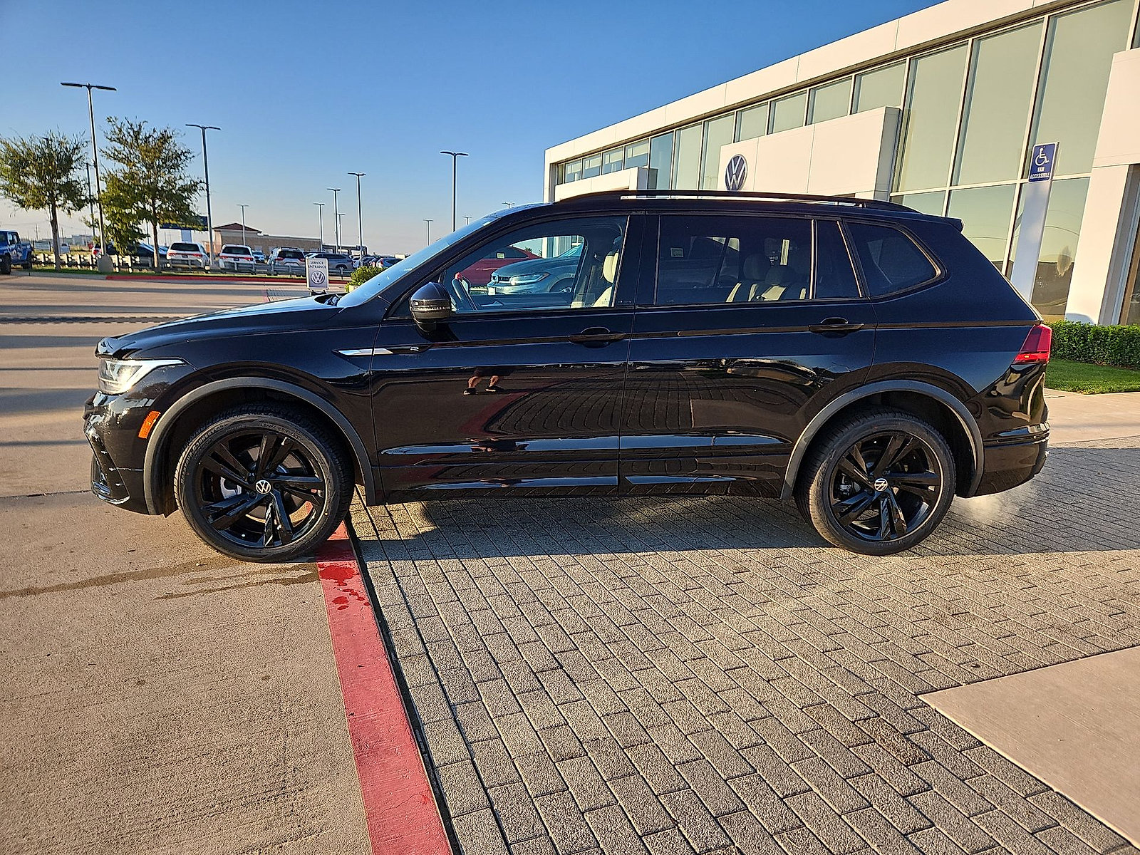Certified 2024 Volkswagen Tiguan SE R-Line w/ MDO Package, Three-Row FWD image 5