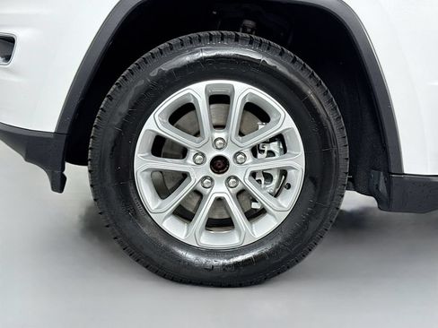 Used 2021 Jeep Grand Cherokee Laredo X AWD/4WD image 9