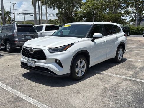 Used 2023 Toyota Highlander LE FWD image 3