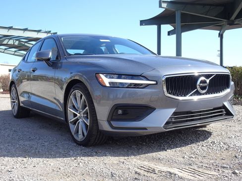 Used 2021 Volvo S60 T6 Momentum w/ Climate Package image 10