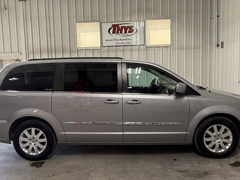 Used 2016 Chrysler Town & Country Touring FWD image 2
