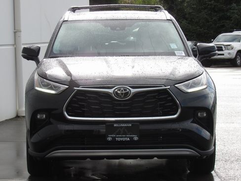 New 2025 Toyota Highlander Platinum image 3