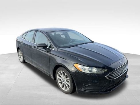 Used 2017 Ford Fusion SE image 2