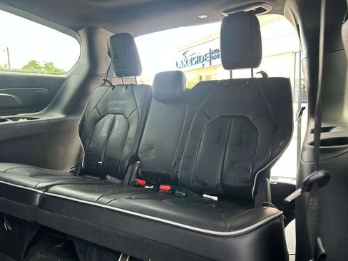 Used 2026 Chrysler Pacifica Limited FWD image 17