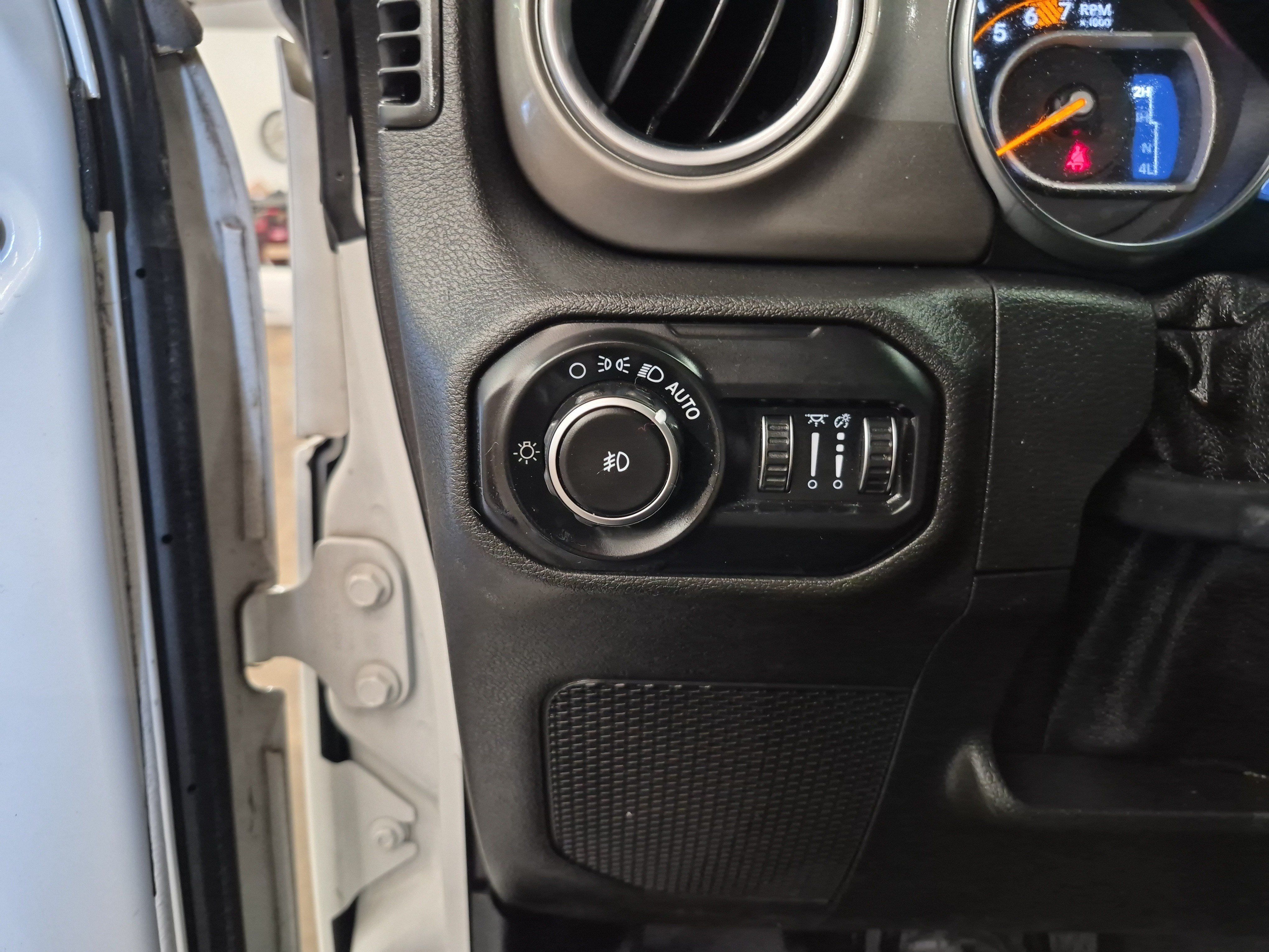 Used 2019 Jeep Wrangler Unlimited Sahara AWD/4WD image 22