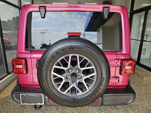 Used 2024 Jeep Wrangler Unlimited Sahara AWD/4WD image 3