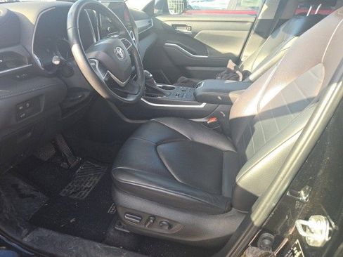 Used 2023 Toyota Highlander XLE image 4