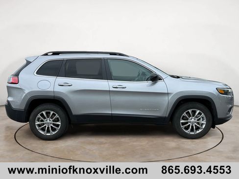 Used 2022 Jeep Cherokee Latitude Lux w/ Sun & Sound Group AWD/4WD image 2