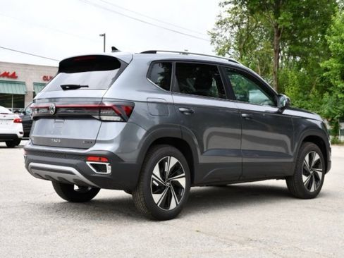 New 2025 Volkswagen Taos SE image 7