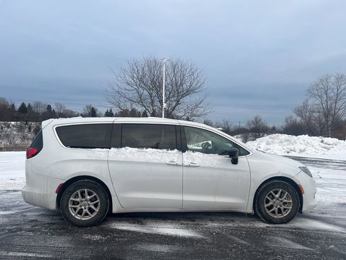 Used 2024 Chrysler Voyager LX image 3