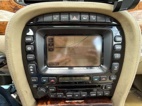 Used 2005 Jaguar XJ8 image 19