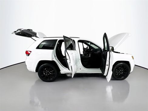 Used 2022 Jeep Grand Cherokee Laredo X image 23