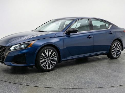 Used 2025 Nissan Altima 2.5 SV image 3