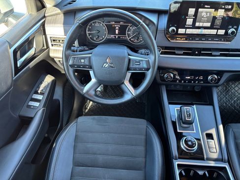 Used 2024 Mitsubishi Outlander SE image 15