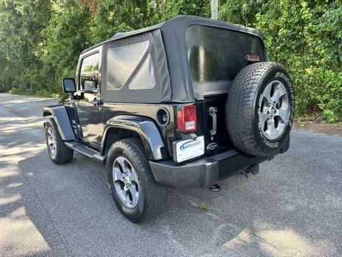 Used 2017 Jeep Wrangler Sahara w/ Connectivity Group AWD/4WD image 3
