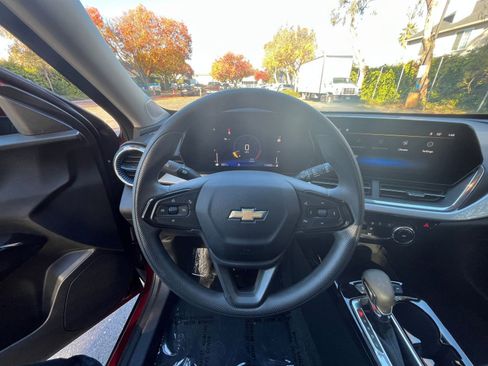 Used 2025 Chevrolet Trax LT image 32