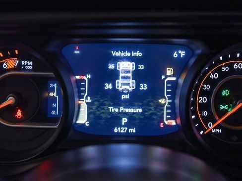 Used 2025 Jeep Wrangler Unlimited Rubicon w/ Technology Group image 25