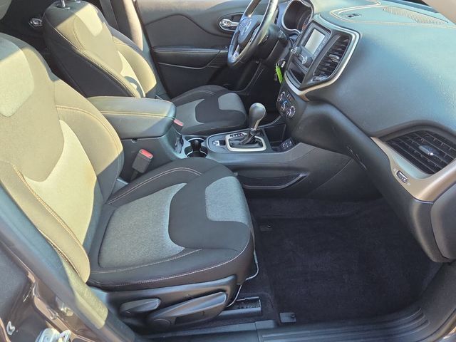Used 2016 Jeep Cherokee Sport FWD image 18