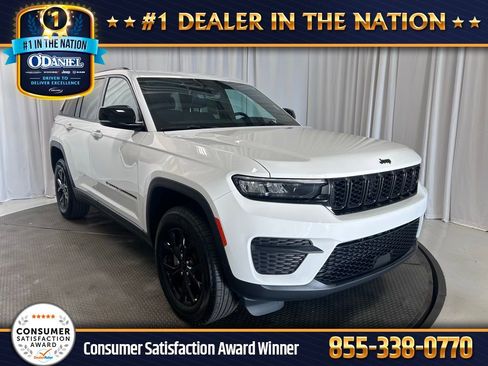 Used 2025 Jeep Grand Cherokee Altitude RWD image 1