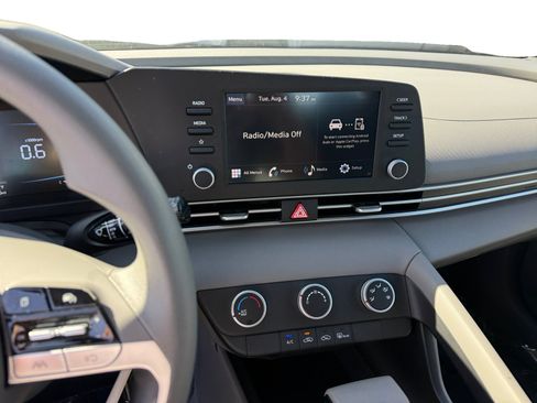 Certified 2025 Hyundai Elantra SE FWD image 12
