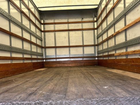 Used 2018 Isuzu NPR RWD image 19