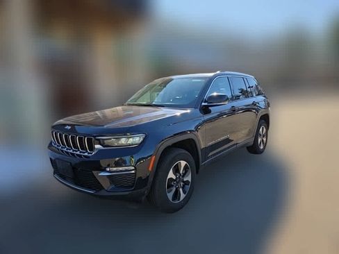 Used 2023 Jeep Grand Cherokee 4WD 4xe image 2