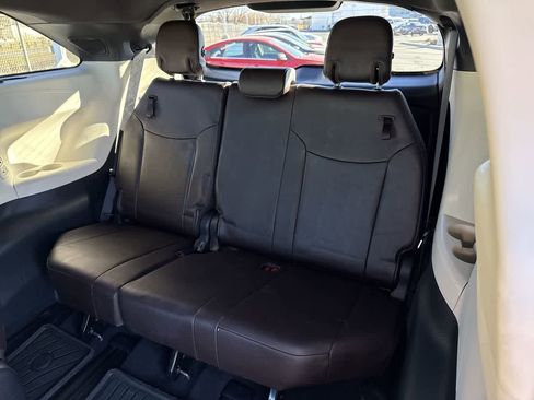 Used 2022 Toyota Sienna Platinum image 13