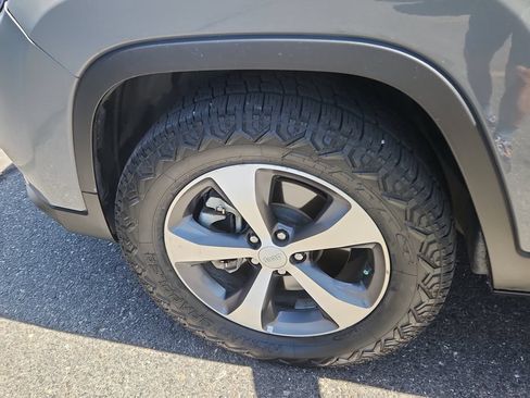 Used 2022 Jeep Cherokee Limited AWD/4WD image 18