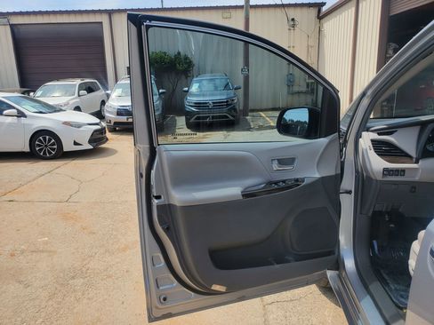 Used 2017 Toyota Sienna XLE w/ XLE Navigation Package FWD image 18