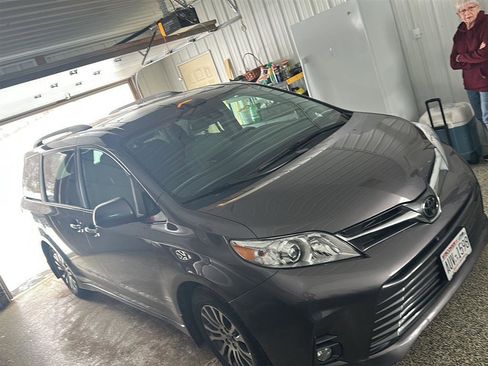 Used 2020 Toyota Sienna XLE image 19