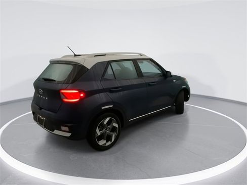 Used 2025 Hyundai Venue Limited image 4