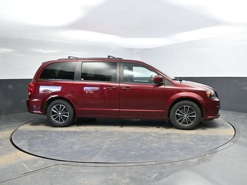 Used 2018 Dodge Grand Caravan SE image 12