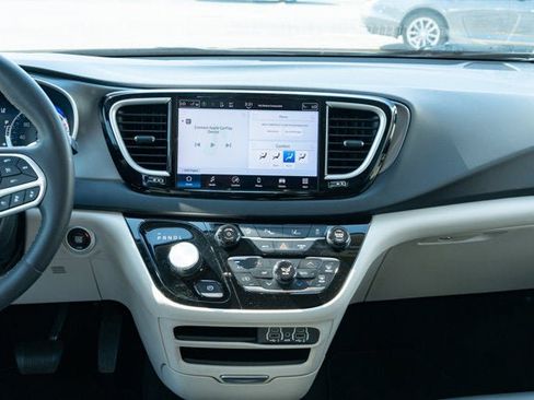Certified 2024 Chrysler Pacifica Touring-L FWD image 32
