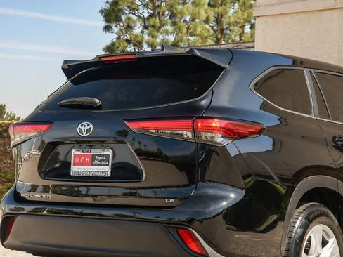 Used 2023 Toyota Highlander LE FWD image 6