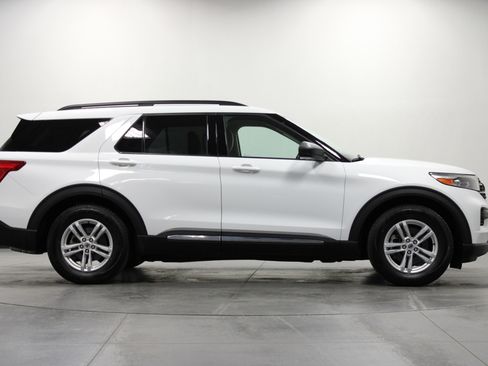 Used 2020 Ford Explorer XLT image 3