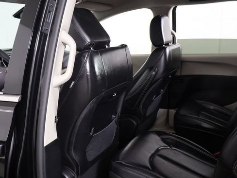 Used 2023 Chrysler Pacifica Touring-L FWD image 25
