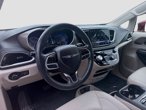 Used 2021 Chrysler Pacifica Touring-L w/ Premium & Safety Sphere Group FWD image 9