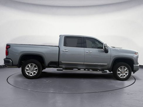 Used 2025 Chevrolet Silverado 2500 High Country w/ High Country Premium Package AWD/4WD image 6